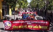 J&oacute;venes del MSICG marchan exigiendo una verdadera educaci&oacute;n con pertinencia cultural.
